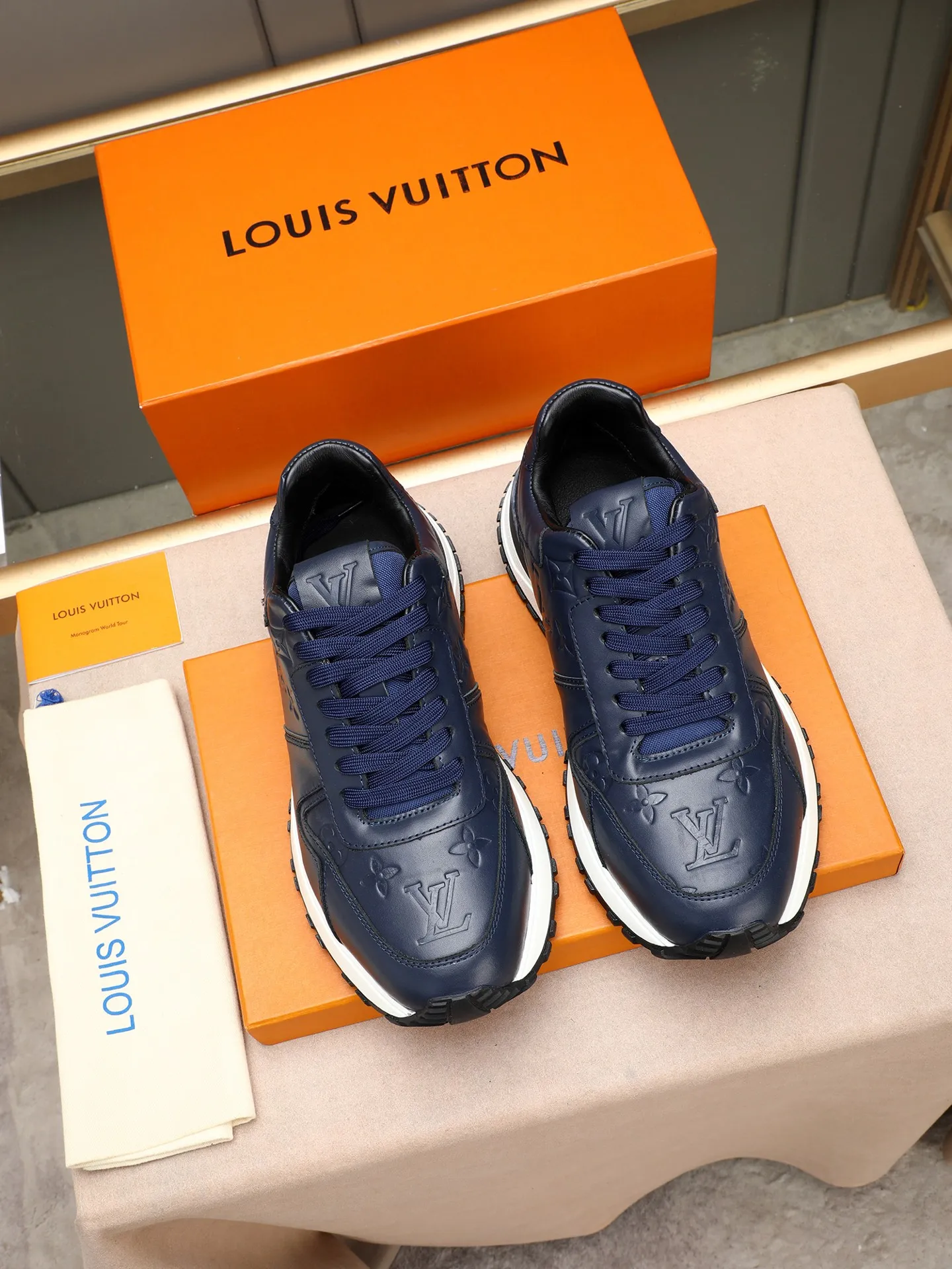 Men's Shoes 💰660 L The Run Away Maxi sneaker debuts in the 2025 collection and continues the iconic design of the Run Away sneaker. The smooth cowhide leather upper features contrasting LV lettering and Vuitton logos, and a lightweight rubber wedge outsole evokes running shoe construction. High level of comfort. Looks good, wears well and matches well. Worth buying! 7 color selection size: 39-44 (45 customized)